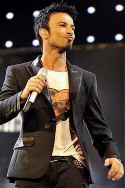 Tarkan, hretin ilk yllarnda bir canl yayn srasnda kendisiyle rportaj yapmak isteyen Sava Ay'n yanndan ?iim geldi' diyerek uzaklamt. Sonradan bu sz yznden Tarkan'n ba ok ard, hatta mzik hayatna nokta koyup Almanya'ya yerleeceini aklad.