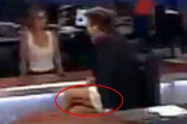 Slovenya'da yayn yapan POP TV'de 24UR adl haber programnn sunucusu, sadece belden yukarsnn ekranda grneceini dnerek kamera karsna pantolon giymeden kt. Haber sunumunun ardndan ynetmenin haber grntlerini ekrana verdiini dnen sunucu bacak bacak stne atp asistanyla konumaya balarken grnt yerine 17 saniye sreyle sunucu ekrana boxeryla yansd.