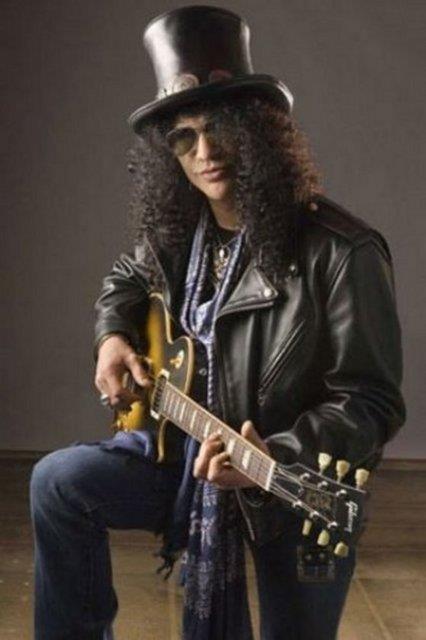 Amerikan Mzik dlleri treninde Anna Nicole Smith'inkine benzer bir skandala da 'Guns'n Roses' topluluunun gitaristi Slash ve bas gitaristi Duff McKagen imza att. 'En yi Albm' dalnda dl almak iin sahneye gelen ikiliden Slash, teekkr konumasnda kfrleri ard ardna sralaynca sonraki yllardaki trenlerin yaynlar, uydudan ayarlanarak 5 dakika gecikmeli ekilde ekrana geldi.