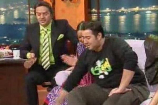 Beyaz Show'a konuk olan ovmen Ata Demirer, canl yayna telefonla balanan bir gen kzn 'Kz arkadanz var m' sorusunu yantlarken gaf yapt. Gen kz, Demirer'e 'Eer yoksa' deyince, ovmen hemen atlp 'Verecen mi?' dedi ve stdyoda buz gibi bir hava esti. Demirer, hatasn anladnda ise i iten gemiti.