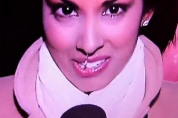 Kanadada yayn yapan City TVnin gzel sunucusu Saphia Khambalia nceki gn ov iin Toronto kentine gelen Charlie Sheenle rportaj yapmak iin Massey Hall Tiyatrosuna gitti.