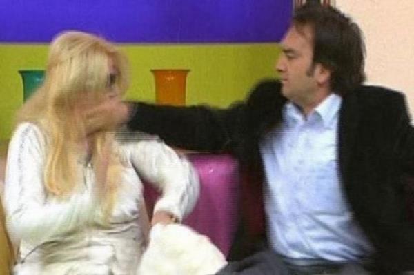 Sabah programna konuk olan Banu Alkan ve uzatmal sevgilisi Murat Tademir arasnda yaanan olay tv dnyasnn unutulmaz anlar arasnda yerini ald. Tademir, kendisine yastkla vuran Banu Alkan'a tokat att. Bir anda souk rzgarlar esen programda olay, sunucunun araya girmesiyle son buldu.