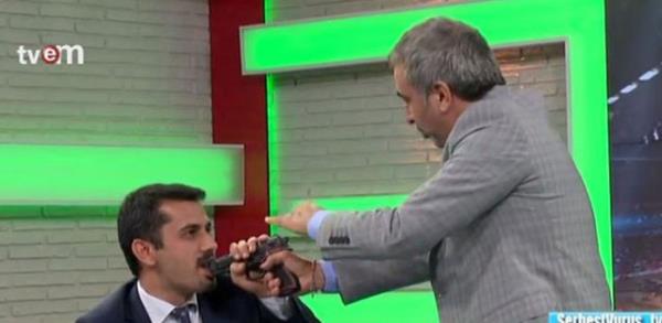 Futbol Arena - Gkhan Tre ile Hakan alhanolu arasnda yaand iddia eilen silah olayn stdyoda canlandrmak isteyen Adnan Aybaba,