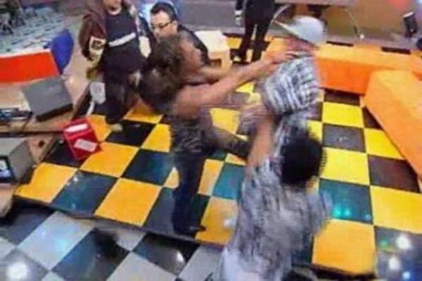 'Mesut Yar'la Tuhaf eyler' isimli programa konuk olan Rapi Fuat ile 'Boys Anlar' yeleri arasnda canl yaynda kavga kt. Rapi Fuat ark sylerken sahneye atlayan Boys Anlar grubunun solisti, Fuat'a yumruk att ve bir anda sahne kart ve canl yayn kesildi. Verilen arann ardndan Boys Anlar grubu stdyo dna kartld.