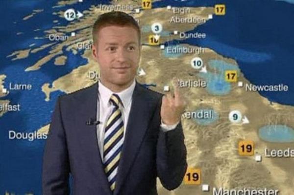 ngiliz yayn kuruluu BBC televizyonunda canl yaynlanan haber blteni srasnda spiker Simon McCoy, hava durumunu sunan Tomasz Schafernaker?den hava raporunu anlatmasn isterken arkadann havay tahmin etme glerini alaya ald.