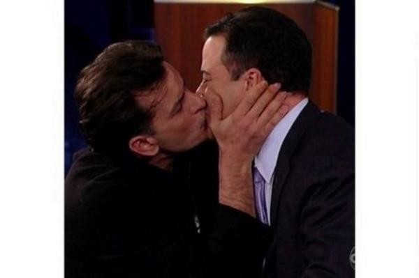 Son dnemde ABD'nin en ok konutuu isimlerden biri olan Charlie Sheen, nceki gece Jimmy Kimmel Live programna srpriz bir ziyaret gerekletirdi. Canl yayn srerken birden stdyoya dalan nl aktr, sunucu Jimmy Kimmel' dudaklarndan perek hem stdyodakile hem de ekran bandaki seyircileri aknla bodu. Sheen canl yayn srprizinin altnda ise ocuklarna yeniden kavumann sevincinin yattn syledi.