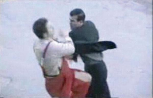 Mustafa Karadeniz kendi hazrlad akalarla bundan birka yl ncesine kadar sevilen bir televizyon program hazrlyordu. O programda yapt akalardan birinde, bu sefer baltay taa vurur ve arabasn boyad adamdan feci bir dayak yer.