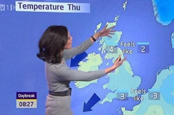 Canl yaynda hava durumunu bildiren sunucu, nnde durduu ekrann azizliine uraynca zor durumda kald.