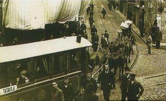 <br><b>Dingo'nun ahırı</b></br>  İstanbul'da ulaşım için atlı tramvayların kullanıldığı yıllarda iki at ile çekilen tramvaylara dik Şişhane yokuşunu çıkabilmesi için fazladan atlar koşulurdu. Azapkapı'da tramvaya eklenen takviye atlar, Taksim'de Dingo isimli bir Rum vatandaş tarafından işletilen ahırda dinlendirilir, sonra tekrar Azapkapı'ya götürülürlerdi. Gün içinde sürekli atların girip çıktığı ahırın, bu durumu dolayısıyla girenin çıkanın belli olmadığı veya her önüne gelenin girip çıkabildiği yerler için "Dingo'nun ahırı" deyimi kullanılmaya başlanmıştır.