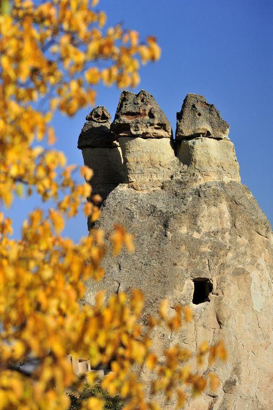 Doa harikas yeryz ekilleri, tarihi ve kltrel deerleriyle yerli ve yabanc turistlerin aknna urayan Kapadokya?da peribacalar ve vadiler, sonbaharn renkleriyle farkl bir gzellie brnd