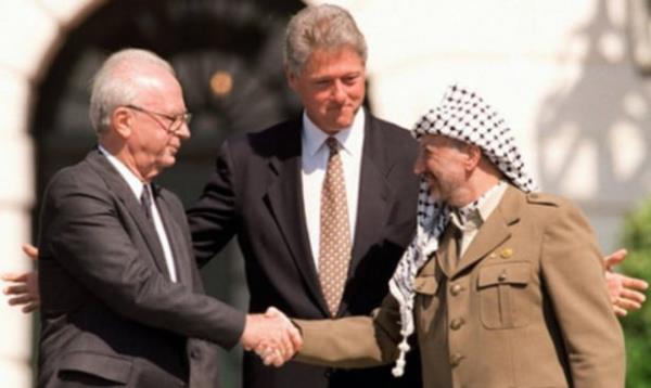 <br>13 Eyll 1993 srail - Filistin: Oslo Anlamas</br>  Filistin Kurtulu rgt lideri Yaser Arafat ve srail Babakan zak Rabin, Oslo Anlamas, ya da 'lkeler Deklarasyonu' olarak bilinen anlamay imzalad.