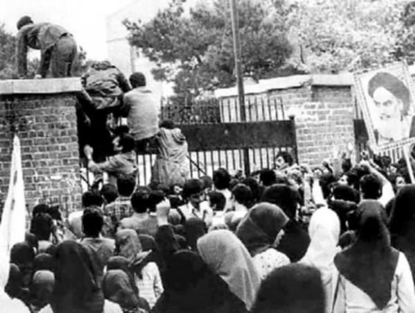 Laik muhalefet gruplar, ah ynetimine ve srgndeki Ayetullah Ruhullah Humeyni'ye kar din alimleriyle glerini birletirmeye alr.