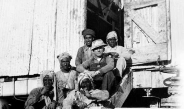 Mart 1938 Suudi Arabistan: Petrol Suudi Arabistan'n yeni birleik krall, Dammam ehrinin dou blmndeki 7.kuyuda ok yksek miktarda ticari petrol bulmasyla byk ikramiyeyi yakalam olur.