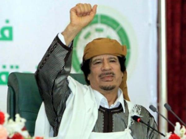 Subaylarn banda o zaman 27 yanda olan ve daha sonra Libya'nn yeni lideri olacak Muammer Kaddafi vard.