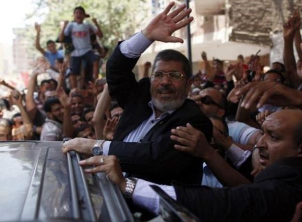 Cumhurbakanl seimlerinin ikinci turunda da Mursi, daha nce Hsn Mbarek'in altnda babakanlk yapan ve Msr ordusunun 'tercih edilen' aday olarak gsterdii Ahmed efik'i yendi.