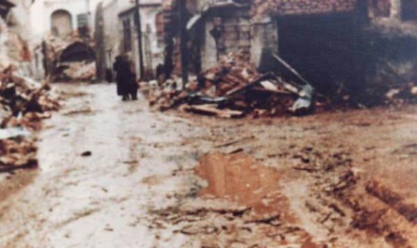 <br>ubat 1982 Suriye - Hama Katliam</br>  Mslman Kardeler, Suriye'nin Hama kentinde Devlet Bakan Hafz Esad hkmetine kar halk isyan balatr.