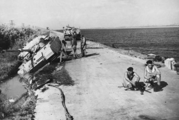 A.B.D. ve ngiltere'nin, son zamanlarda Msr'n Sovyet Bloku ile yaknlamas nedeniyle, Msr'a dev Aswan Baraj'nn inasn finanse etmek iin gerekli paray vermeyi reddetmesi bu hareketi gerekletiren en byk neden olmutur.