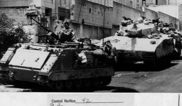 Eyll aynda, srail askerleri kendi kontrollerindeki Sabra ve atila da Filistinli mlteci kamplarna Hristiyan Falanjist milisler tarafndan yaplan katliam da izlemekle yetinmilerdir.