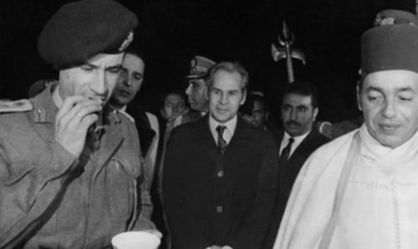 1969 Libya: Muammer Kaddafi Bir baka Arap monarisi de askeri darbe kurban oldu. Kral dris yurt dnda tedavi grrken bunu frsat bilen Libyal bir grup subay, iktidar ele geirdi. Kaddafi, Fas Kral Hasan ile birlikte, 1969.