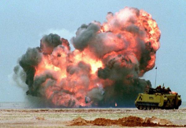 17 Ocak 1991'de devasa bir uluslararas g Suudi Arabistan'a konulandrld, Irak'n Kuveyt'ten ekilmeyi reddetmesinden sonra, uluslararas koalisyon Irak'n askeri glerini hava bombardmanna balad, bunu 24 ubattaki kara harekat izleyecekti.