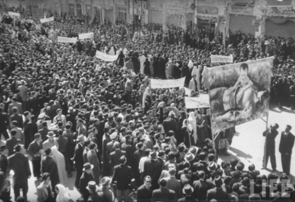 lkenin petrol endstrisini kamulatrma karar almtr. Amerikan ve ngiliz gizli servisleri Musaddk'a kar askeri darbe plann hazrlamlardr; Musaddk tutuklanr ve vatana ihanetten yarglanr.