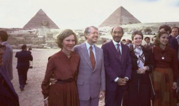 ABD Bakan Jimmy Carter, Enver Sedat ile birlikte Msr piramitlerinin nnde, Mart 1979.