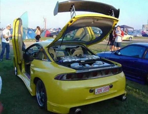 Bazlar iin bir tutku olan modifiye otomobiller abartda snr tanmyor. <p><b>te en lgn modifiye arabalar...</b></p>