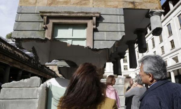 Grsel yanlsama zerine almalar yrten ngiliz heykel ve enstalasyon sanats Alex Chinneck imzal binay grenler, bina havadaym yanlsamasna kaplyor.