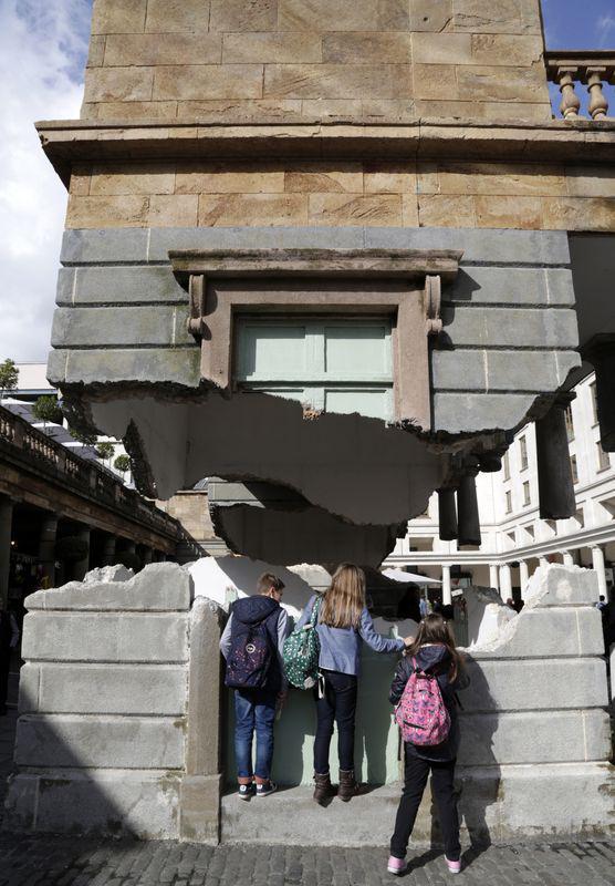 Kolonlar krlm ve havalanyormu gibi grnen 12 metrelik binann, zel dijital tekniklerle boyanmas 500 saat srd.