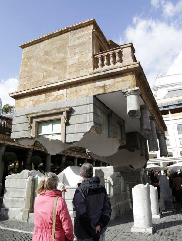 Bina, Covent Garden'n mimarisine uygun ekilde, meydanda bulunan baka bir binann replikas olarak yapld.