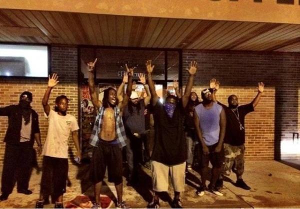 Fergosan'da bir topluluk yamaya kar maazalar korurken