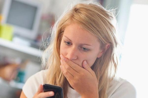 Bakalarnca anlalr olmayan bir biimde, karakterine ya da itibarna saldrld yargsna vararak birden fkelenip kar saldr ile tepki vermek