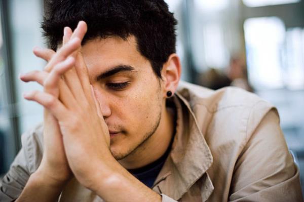 Kimseye tam olarak gvenmemek