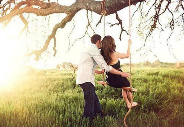 Sabah uyandnda kimin yannda olduunu anlamak iin bir sre etrafna bakar.