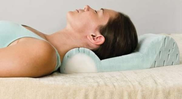 Daha sonra kaslarnzdaki gerginliin azalmas iin uzann ve boynunuzun stne 20 dakika boyunca scak havlu ya da scak su torbas koyun. Scaklk kan aknz hzlandrd iin kaslarnzda doal ar kesici grevi grecektir.