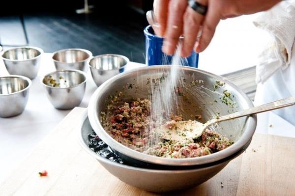 Et iin, asit ve ya sodyum etkisini azaltacaktr. Bu sebeple Chimichurri sosu gibi iinde hem ya hem sirke olan bir sosla servis edebilirsiniz. Yemein yannda ieceiniz bir kadeh kpkl arap da yemekteki tuz tadn bastracaktr.