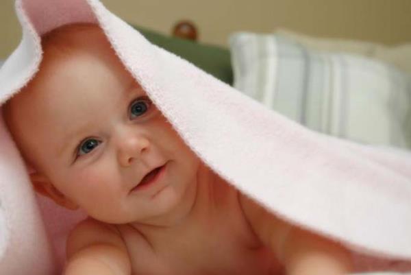 62 DAKKA: Bebek pek kymetli kolostrum (ilk stten) imeye balam oluyor