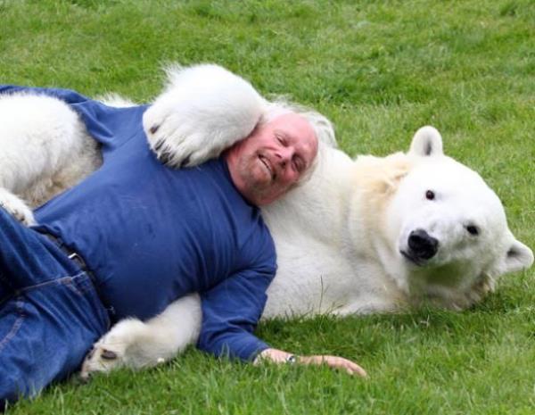 Agee adndaki kutup aysn daha 6 haftalkken sahiplenen Mark ve ei, Agee'ye byk akla ballar.