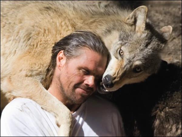 Kurtlar ve vahi doay korumak iin yllardr mcadele ediyor. Biraz deiik bir kiilie sahip olan Shaun, yllarca kendisine ait olan kurt srsyle birlikte sadece et yiyerek ve onlarla birlikte ininde yaayarak geirdi.