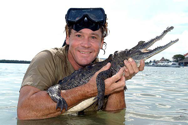 Televizyonlarda The Crocodile Hunter adl programla tannmtr. Ne yazk ki kendisi 2006 ylnda 44 yanda iken, denizin altnda inceledii vatozun bir tanesinin inesini kalbine batrmasyla lmtr.