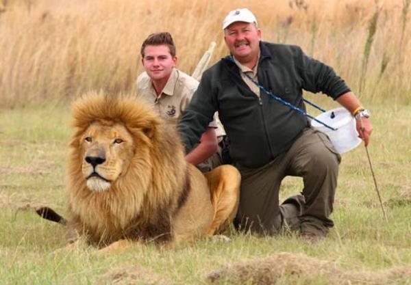 Gney Afrika'da yaayan bu baba oul yabani hayvanlarla ilgilenmek ve korumak iin tm vakitlerini onlara adyorlar.