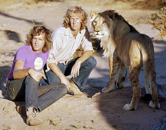 lk bata evde byyen Christian, bydke evde duramad ve iki arkada onu mahallenin kilisesinin bahesinde yetitirmeye baladlar.