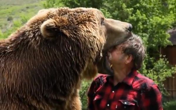 Kafasn azlarna almalarna izin veren Doug onlarla oynamaya,gremeye ve onlar beslemeye baylyor.