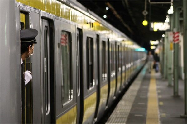 <br><b>00.00</b></br>  Tokyo'da son tren giderken... (Fotoraf: Chris Jongkind)