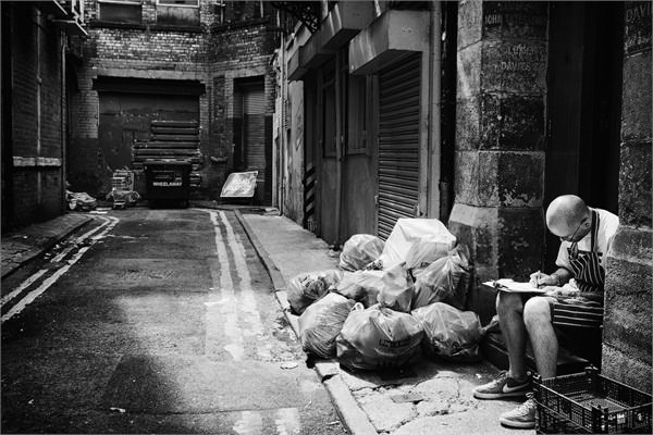 <br><b>06.00</b></br>  Ara sokak teftii (Fotoraf: Ross Magrath)