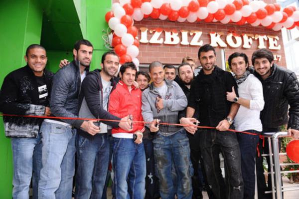 <br><b>SELUK AHN </b></br>  Fenerbahe'nin tecrbeli oyuncusunun kfte dkkan bulunuyor.