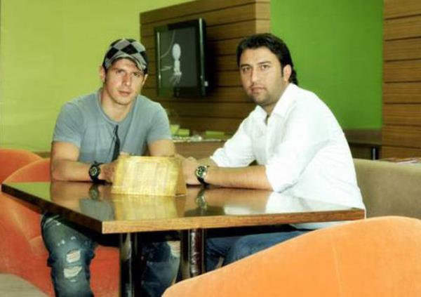 <br><b>EMRE BELZOLU </b></br>  nl futbolcu, enitesi Vedat idem ile birlikte Bakrky sahil yolunda "Cafelli Restaurant Cafe" adl bir restoran at.