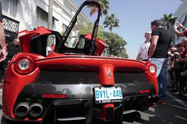 Amerika Ferrari Kulb'nn 1000 sekin yesinin zel olarak davet edildii kutlamada yelerin aralaryla birlikte yzlerce Ferrari modeli merakllaryla bulutu.