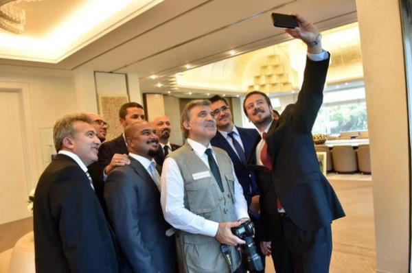 11. Cumhurbakan Adullah Gl, Trkiye Foto Muhabirleri Dernei ile "Modern an modas" diyerek selfie fotorafta ektirdi.