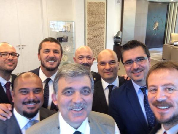 Cumhurbakan Gl, yllarca siyasi hayatnda ve Cumhurbakanl dneminde kendisini yakndan izleyen foto muhabirlerinin Trkiye'nin yakn tarihine kendisi ile birlikte tanklk ettiini syledi.